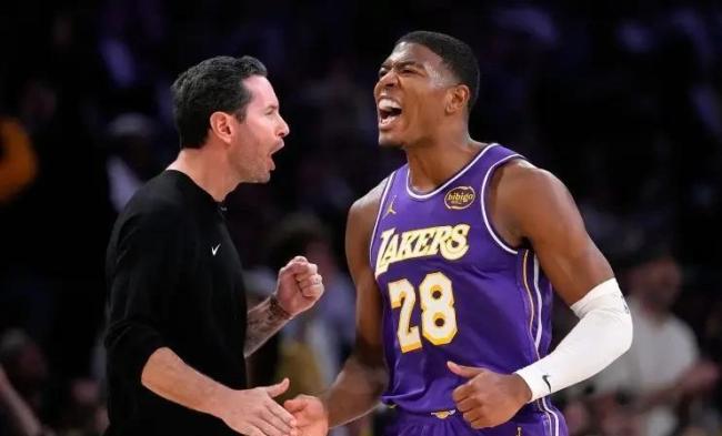 湖东说念主驯顺骁雄 詹姆斯父子同台创历史