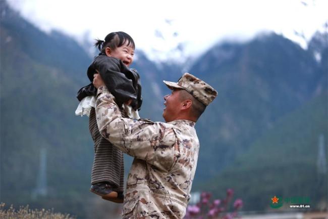 跨越千山万水 军嫂军娃赴高原探亲