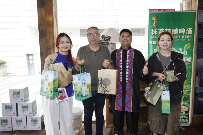 米兰小哥游购东莞体验岭南文化 从产物到科技的全面探索