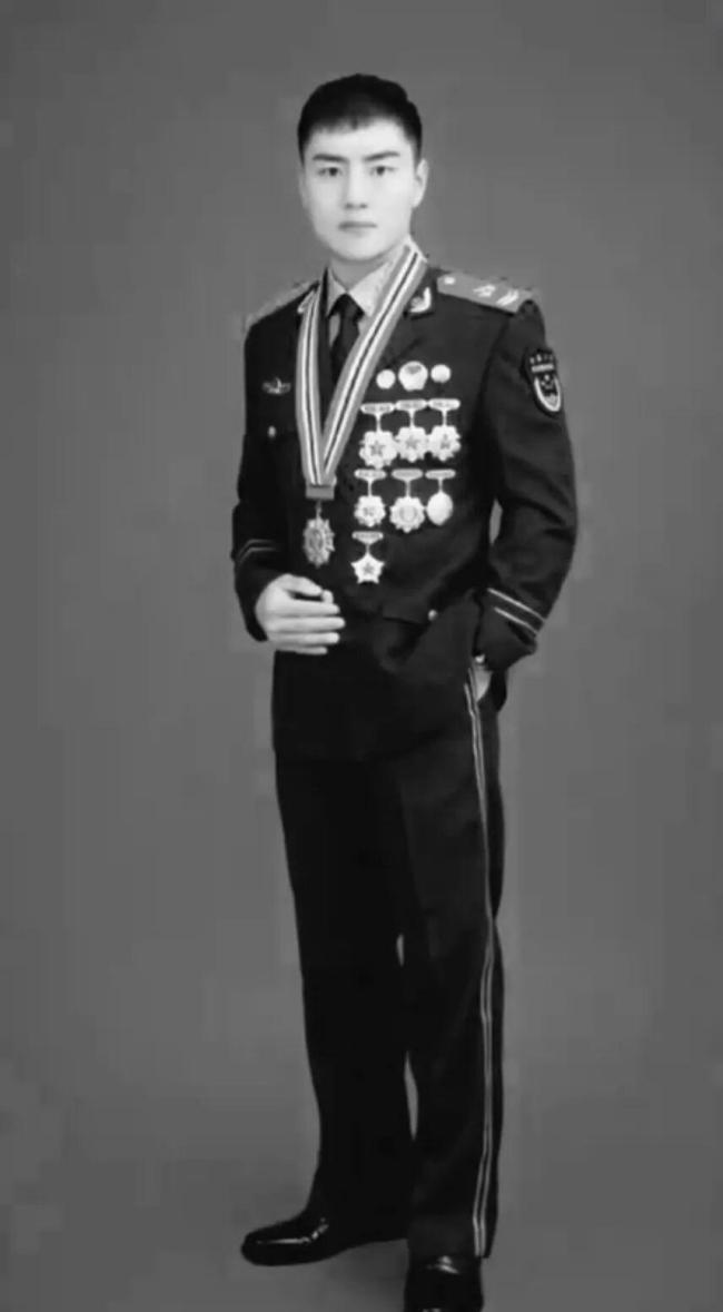 女子落入河中 武警战士纵身一跃救人 英勇事迹感动全城