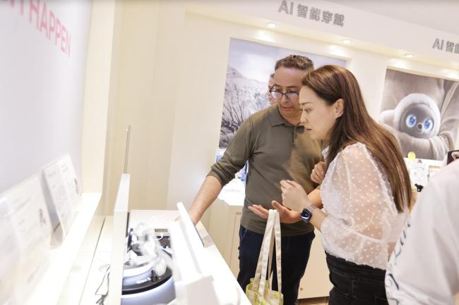 米兰小哥游购东莞体验岭南文化 从产物到科技的全面探索