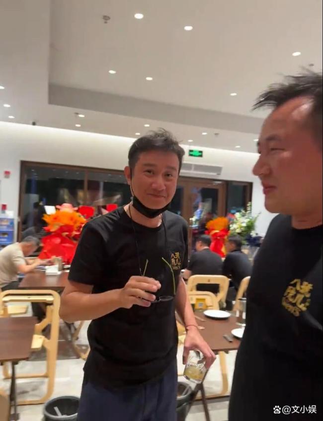 41岁著作开的饭铺试买卖，抱着婴儿在门口和顾主留影，手上婚戒抢镜 转型当雇主引热心