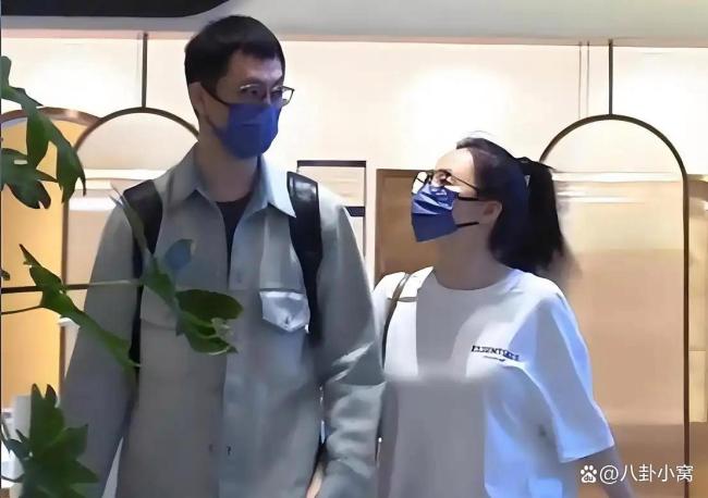 张靓颖和男友与一又友聚餐 低调相伴显默契