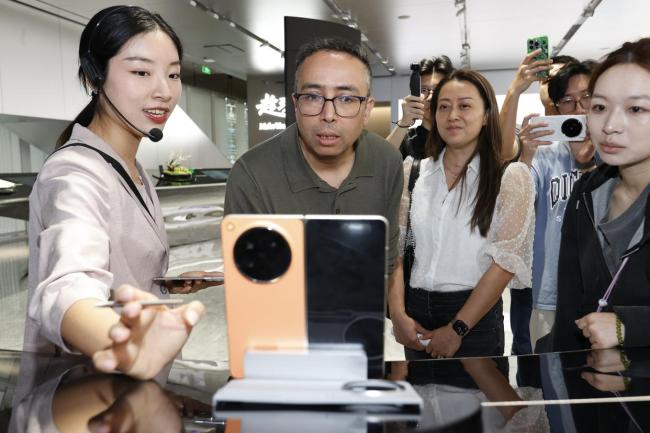 米兰小哥游购东莞体验岭南文化 从产物到科技的全面探索