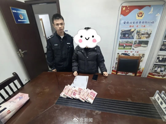 女子带八万现款买手机店长报警