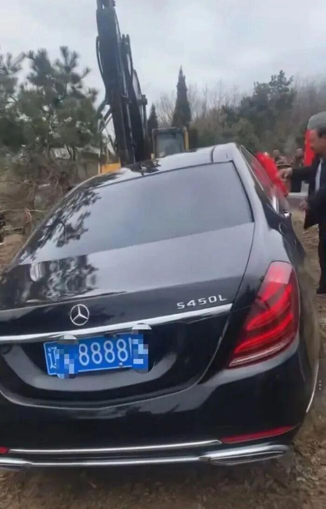 填埋奔驰车事件系祭拜活动 封建迷信引关注