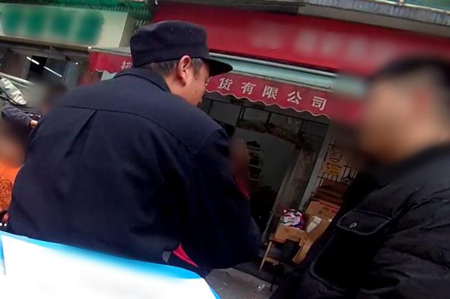 报警电话全是哭声 民警赶到当场傻眼 孩童纠纷温馨化解