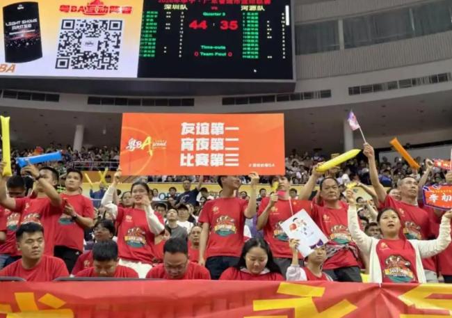 友谊第一 宵夜第二：篮球与美食的双重盛宴