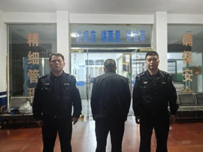 19座车载35人严重超载 司机被刑拘 安全风险不容忽视