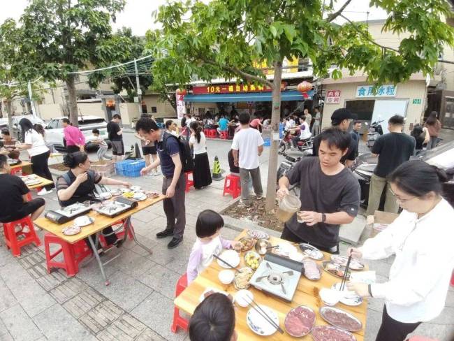 刘雨鑫又带火了南沙10元自助粥锅店 排队盛况空前