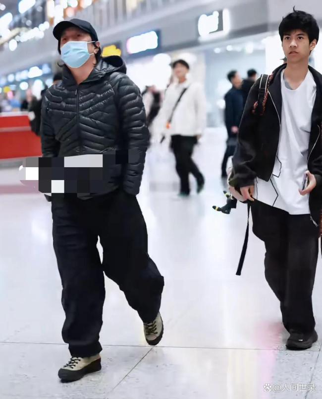 网友提醒刘芸注意儿子内八问题 体态健康引热议