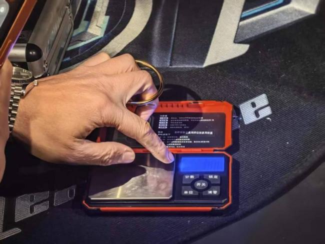 女子拘留所门口变卖金镯还钱 现场履行还款义务