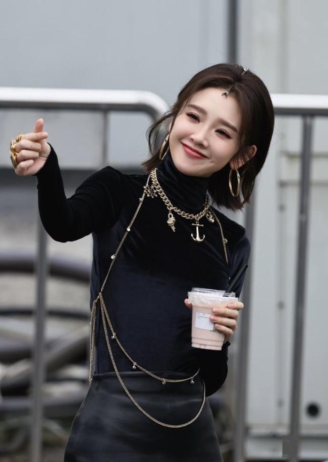 唐艺昕浪姐一公造型实在美丽 黑色look惊艳全场