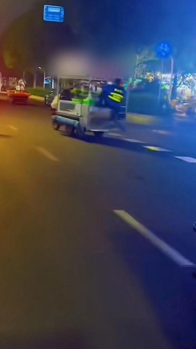 官方通报城管爬摊贩三轮车被带行 事件详情与处理结果