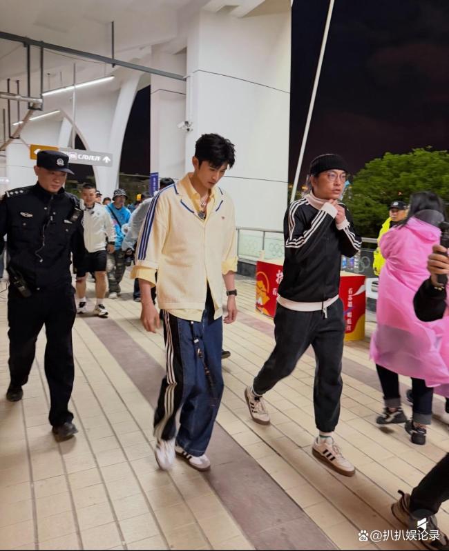 張云龍管樂現(xiàn)身蘇超 明星觀賽引熱議