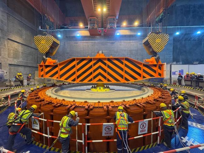 华电金上拉哇水电站首台机组转子顺利完成吊装