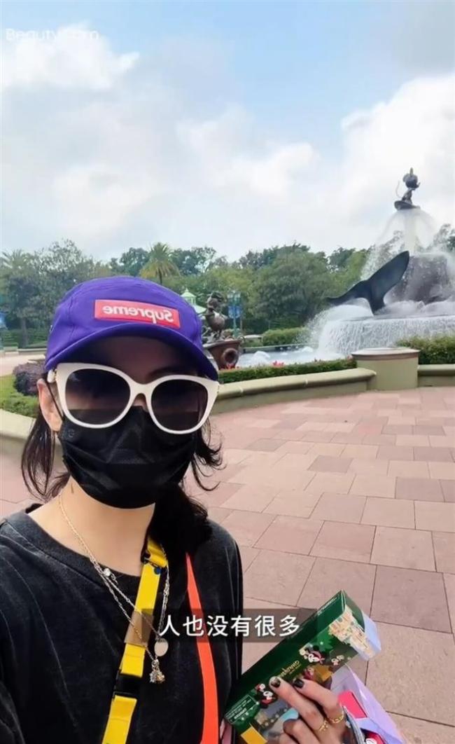 张柏芝晒与小儿子迪士尼游玩vlog 母子互动温馨有趣