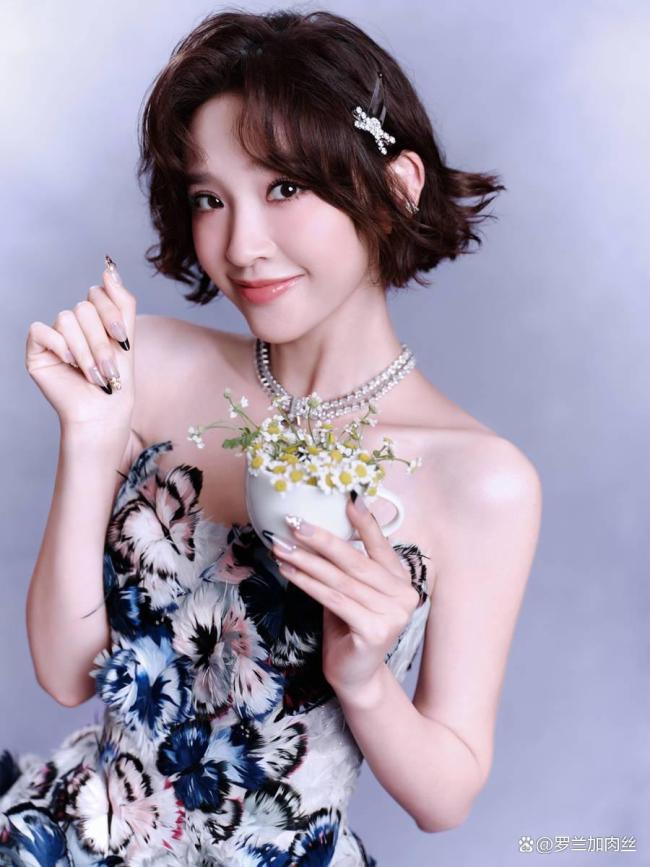 唐艺昕把蝴蝶穿在了身上