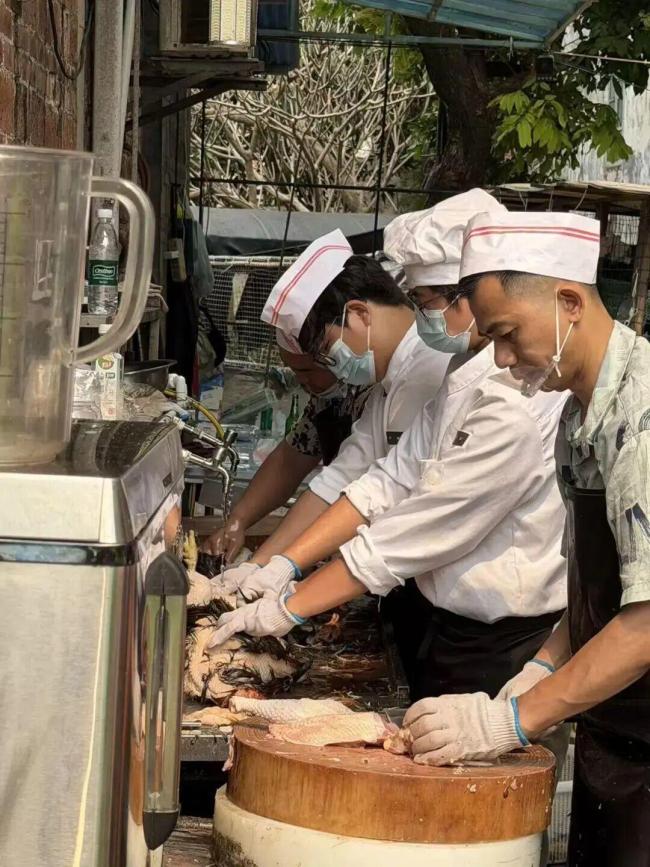 一群大学生“扛”下莫氏鸡煲客流高峰 职教生实力证明