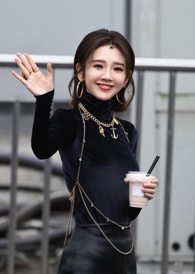 唐艺昕浪姐一公造型实在美丽 黑色look惊艳全场