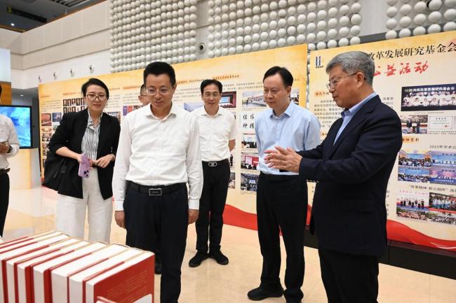 迟福林与青年谈改革开放 薪火相传改革精神