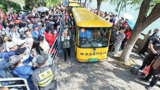 老人乘车进景区 游客不吐槽反而欢迎 致敬抗美援朝英雄