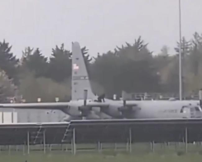 男子闯入爱尔兰机场砸坏美运输机