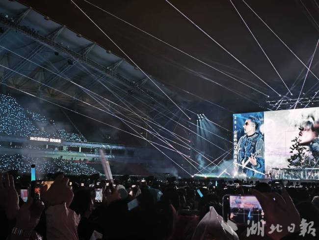 谢霆锋武汉演唱会三万人雨夜大合唱 20年热情不减