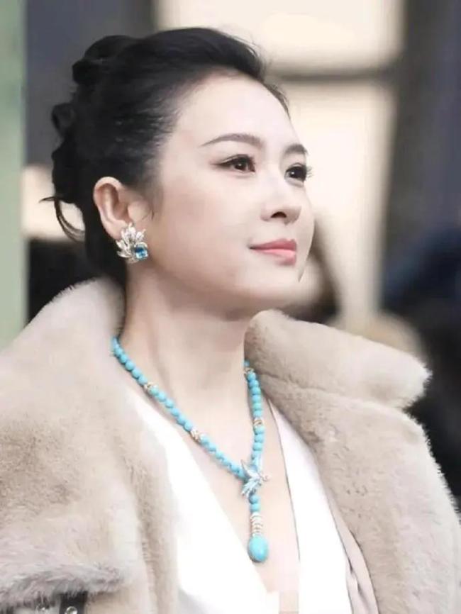 章子怡《寻子遗迹》路透造型引热议 素颜扮相颠覆形象