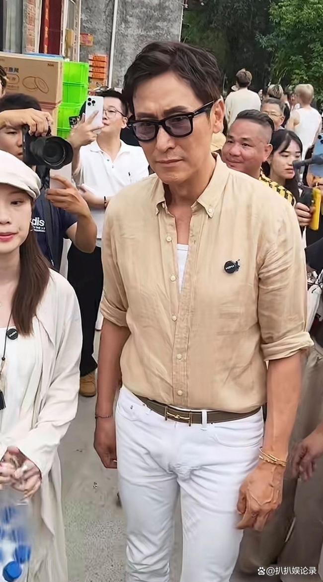 香港男演员马德钟打卡莫氏鸡煲 亲民男神引围观热潮