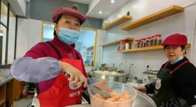 箱包女王破产后卖包子重启人生 从辉煌到重生的坚韧之路