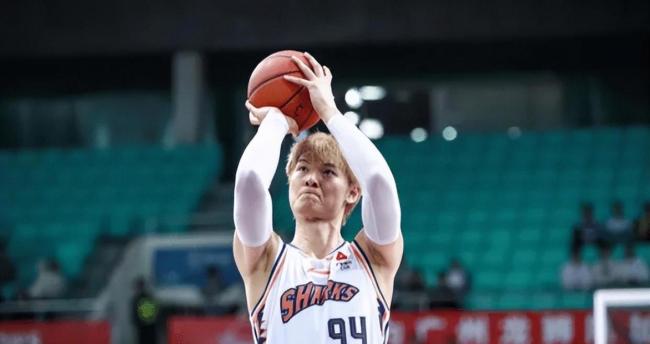 太残暴了！麦基篮下直接将王哲林帽翻在地 随后又送古德温火锅 内线对抗震撼全场