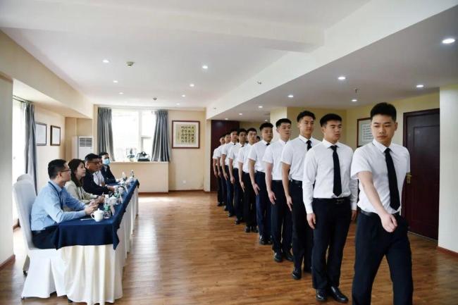 中年人的登味为何总是突如其来 假装成真后的无奈