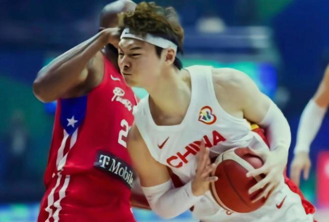 太残暴了！麦基篮下直接将王哲林帽翻在地 随后又送古德温火锅 内线对抗震撼全场