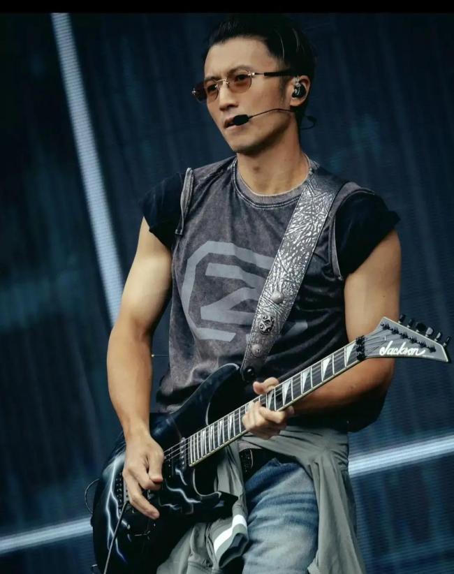 谢霆锋的破洞牛仔裤能看到底裤 蝴蝶底裤意外走光