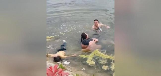 妈妈跳水救子 众女子手拉手救回母子 陌生女子机智救援
