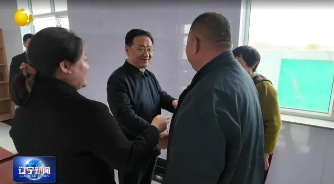 辽宁省长王新伟到村部接访