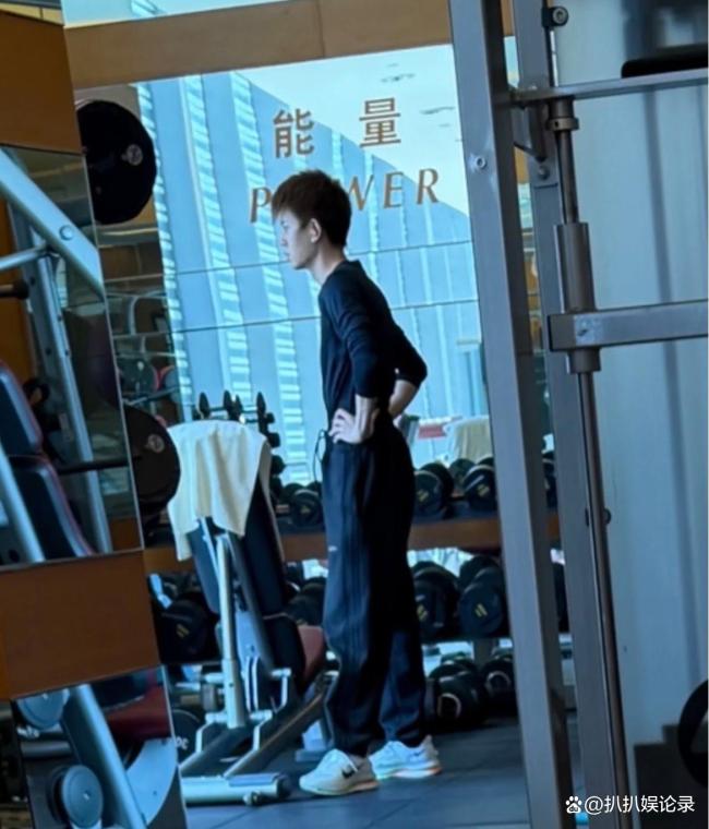 网友在健身房偶遇任嘉伦 37岁活成22岁