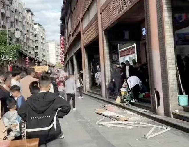 社区回应外墙木板砸伤摆摊老人