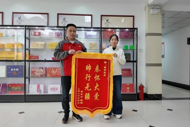 小伙飞奔下河救掉入黄河的女孩 英勇壮举获赞誉