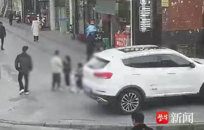 小孩哥守护走失幼童后悄悄离场