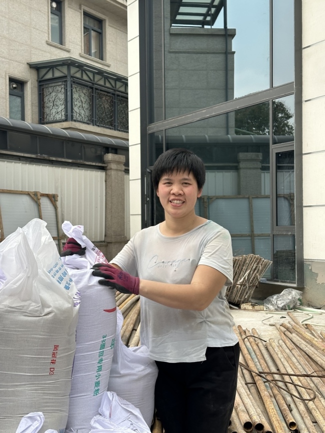 扛楼16年单亲妈妈说自己的工作很好