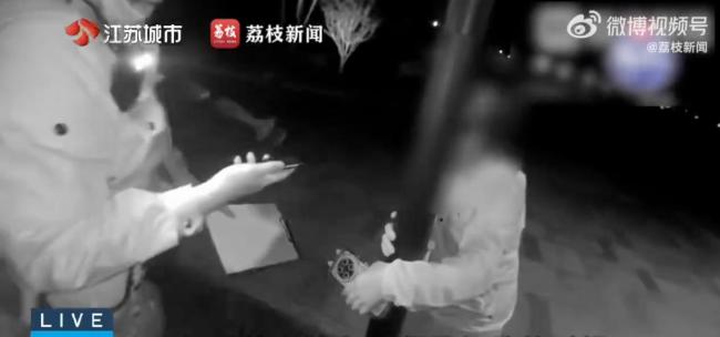 女孩模仿网红盘腿抱灯柱挑战被卡住