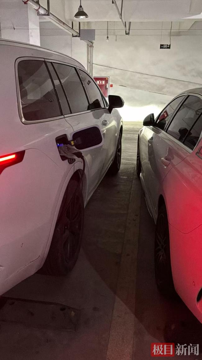 记者调查新能源车“车大位小”停车难 车位缩水添烦恼