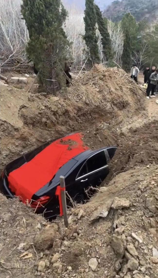 用真奔驰车做陪葬品违法吗 律师称违背生态殡葬原则