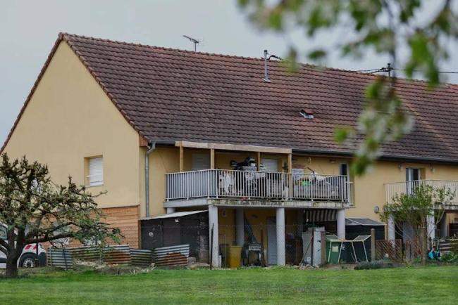 法男子回应将儿子锁货车内近2年 残忍行为震惊社会