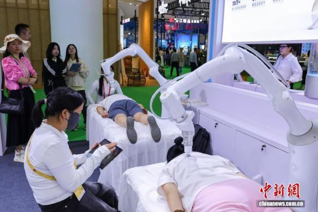 消博会开馆 前沿AI机器人轮番亮相 创新科技吸引参观者