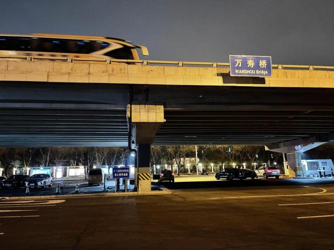 北京桥下空间泊车场收费为何差这样多?记者探询 价钱互异引关注