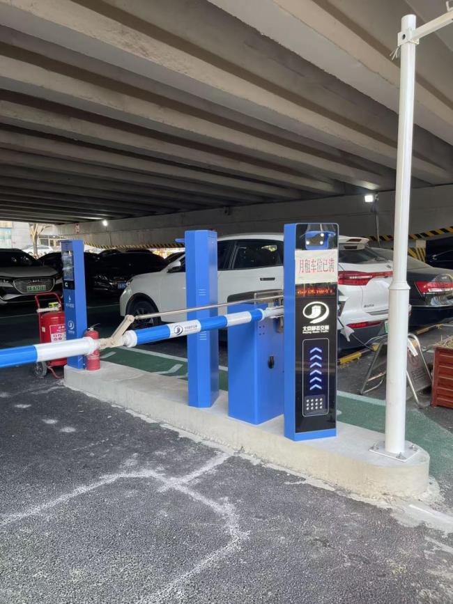 北京桥下空间泊车场收费为何差这样多?记者探询 价钱互异引关注