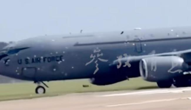 军迷拍到美军加油机降落英国 机身布满补丁痕迹